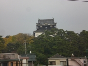 新築住宅の屋根の上から岡崎城