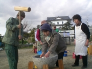 昨年１２月にお客さんと餅つき風景