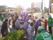 敷地の都合ですが道路に餅まきをした