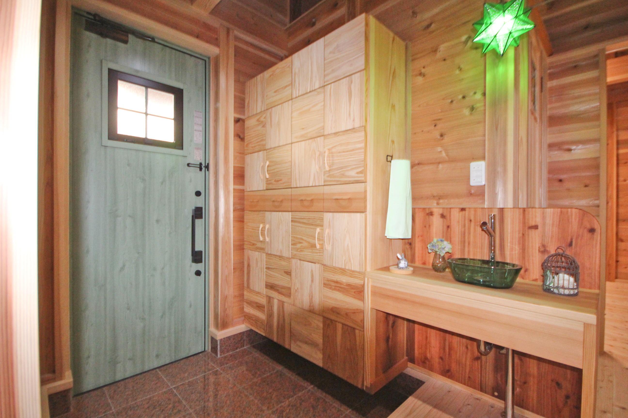 暮らしに合わせてつくる、造作家具。下駄箱と手洗いのある木の家の写真(愛知県安城市)
